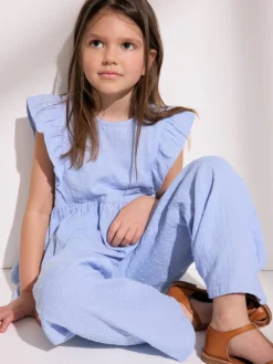 Vevd bluse med volanger prikkete